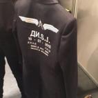 Una chaqueta con la fecha en la que murió su abuelo como homenaje.