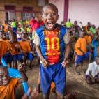 Los niños ven una obra de teatro de sus compañeros en la Child Restoration Outreach, una organización en Uganda que trata de reinsertar a los niños de la calle en la sociedad y de reconstruir sus vidas para ayudar a las familias a ser autosu...