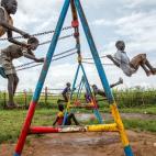 Los niños de Sudán del Sur juegan en un parque del campamento de refugiados en Uganda. La guerra estalló en Sudán del Sur en 2013, dos años después de lograr su independencia de Sudán. La crisis ya ha desplazado a más de 2,2 millones de ...