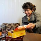Dunya, de 13 años, desplazada de Mosul (Iraq), abre una caja con unos zapatos nuevos de invierno en su caravana en el campo Baharka IDP en Erbil, capital del Kurdistán iraquí. En Iraq, muchas familias desplazadas luchan por sobrellevar la fru...