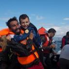 El voluntario sirio Kinan Kadouni, de 26 años, lleva en sus brazos a un niño sirio que acaba de llegar en bote a la costa de Lesbos (Grecia). El mar Egeo es especialmente peligroso en invierno debido a las fuertes tormentas. Como consecuencia ...