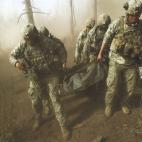 Soldados de EEUU portan el cuerpo de un compañero caído en un asalto talibán en el valle de Korengal.