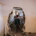 Uno de los hijos de Hauras Ismail, de 29 a&ntilde;os, en su casa del pueblo de Baz Gurdan, al sur de Mosul, liberado por los peshmergas kurdos de manos del Estado Isl&aacute;mico. Los agujeros en las paredes los hace el Estado Isl&aacute;mico pa...