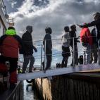 Migrantes rescatados por un equipo de la ONG Proactiva Open Arms en el mar Mediterr&aacute;neo, a 29 millas de las costas libias, desembarcando en el puerto siciliano de Augusta. En tierra les esperaban miembros de Cruz Roja, de la Guardia Coste...