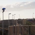 Tras el salto en el que entraron en Melilla m&aacute;s de 450 cameruneses el 28 de mayo de 2014, dos de los migrantes que participaron en el salto quedaron encaramados a las farolas cercanas a la valla. Tras 6 horas de espera fueron devueltos &l...