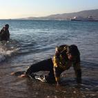 Un joven yace exhausto después de llegar a la costa de la isla griega de Kos, en una pequeña balsa de plástico junto con otros cuatro amigos, desde la playa turca. Kos, Grecia. Junio 2015.
