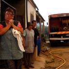Una mujer reacciona al ver avanzar las llamas hacia su hogar, en una aldea cerca de Pedrogao Grande.