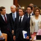 Aznar entra al Congreso acompa&ntilde;ado de miembros del PP.