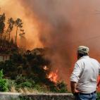 Un vecino de Vale das Porcas, Alvaiazere, contempla c&oacute;mo el fuego devora varias casas.