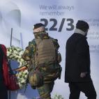 Un soldado, ante el homenaje floral instalado en el aeropuerto.