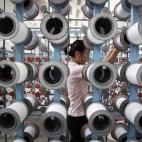 Una mujer de Corea del norte trabaja en la fábrica textil Kim Jong Suk Pyongyang el jueves 31 de julio de 2014, en Pyongyang, Corea del Norte. (Wong Maye-E/AP)