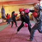 Boxeadoras afganas practican en un deportivo en Kabul, el 5 de marzo de 2014. (Massoud Hossaini/AP)