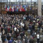 Los trabajadores del Consejo Europeo guardan un minuto de silencio por el primer aniversario de los ataques yihadistas.