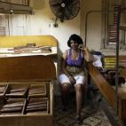 Una mujer cubana trabaja en la fábrica de tabacos H. Upmann el 26 de febrero de 2015, en La Habana, Cuba. (Sven Creutzmann/Mambo Photo/Getty Images)