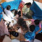 Artesanas Batik aplican cera derretida a los textiles finos de algodón para producir diseños de figuras en un taller en la ciudad de Solo, en Java Central, Indonesia, el 29 de junio de 2009. (ROMEO GACAD/AFP/Getty Images)