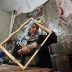La palestina Amal Abu-Rqayiq trabaja en su carpintería en el campamento de refugiados de Nusseirat en la ciudad de Gaza, Gaza, el 8 de marzo de 2014. Amal es una divorciada de 40 años de edad y trabaja en una profesión dominada por los hombre...