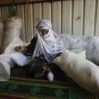 La beduina dueña de una tienda, Farawna Nasra Abu Adjin, de 50 años, decora a mano una almohada en su taller que inició con un préstamo de micro-finanzas del Grupo Sawa, en el sur de la ciudad beduina de Israel de Rahat, el 6 de agosto de 2008.