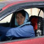 La primera taxista de Afganistán, Sara Bahai, en un lugar en donde las mujeres no están autorizadas a utilizar taxis, el 23 de agosto de 2014 en Balkh, Afganistán. (Photo by Sayed Khodaberdi Sadat/Anadolu Agency/Getty Images