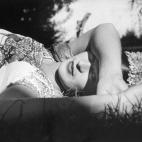 "Este es uno de los posados de Frida para Leo. Desde pequeña, la artista estuvo muy cerca de su padre, el fotógrafo Guillermo Kahlo. La enseñó a mirar y en cierto modo a pintar. También la enseñó a posar", cuenta Freijo. Guillermo Kahlo,...