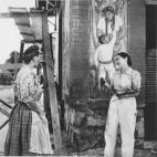 "En esta foto Frida aparece junto a una de sus alumnas en una calle de Coyoacán. Tenía unos alumnos que eran tres hombres y una mujer, a los que llamaban Los Fridos". Ella es Fanny Rabel, la única chica del grupo. Ambas artistas están en ...