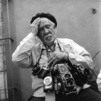 Una imagen del fotógrafo Leo Matiz con varias de sus cámaras colgadas al cuello. Matiz, que murió en octubre de 1998, se adentró con su Rolleiflex en el ambiente intelectual y artístico de la época y logró registrar la intensidad creativa...