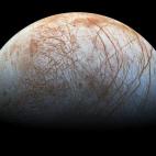 La superficie enigmática y fascinante de la luna helada de Júpiter Europa ocupa un lugar preponderante en esta imagen en color recién reprocesada, a partir de imágenes tomadas por la nave espacial Galileo de la NASA a finales de 1990.

