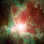 La Nebulosa de Orión, una inmensa guardería estelar a unos 1,500 años luz de distancia. Esta impresionante vista en falso color fue construída usando datos infrarrojos del telescopio espacial Spitzer.
