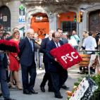 El primer secretario del PSC, Miquel Iceta, seguido del expresidente Jos&eacute; Montilla y Salvador Illa (2i), participan en la ofrenda floral al monumento a Rafael Casanova con motivo de la celebraci&oacute;n de la Diada de Catalu&ntilde;a 2018