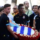 Jugadores de la plantilla del RCD Espanyol realizan una ofrenda floral al monumento a Rafael Casanova en Barcelona con motivo de la celebraci&oacute;n de la Diada de Catalu&ntilde;a