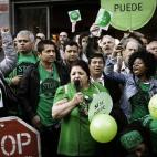 Activistas de la Plataforma de Afectados por la Hipoteca ( PAH) protestan en Barcelona frente a la sede del Partido Popular para exigir la aprobación de una ley parlamentaria que redefina las políticas de desalojos hipotecarios en España.