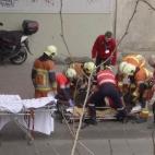 Varios trabajadores de emergencias asisten a una víctima de la explosión del metro.