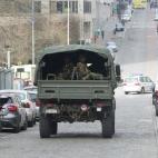 Un vehículo militar patrulla por la Rue de la Loi, cerca de la estación Maalbeek.