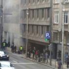 El humo se eleva de la estación de metro de Maalbeek, cerca del barrio de las instituciones europeas, tras una explosión.