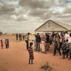 Montaje de una de las tiendas de prueba en el campamento de refugiados de Dollo Ado, en Etiopía, donde se atiende a personas que han escapado del conflicto de Sudán del Sur.
