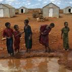 Niños del campo de Dollo Ado, en Etiopía. Hacen frente a la falta de agua potable y las consiguientes infecciones, pero ahora tienen un techo bajo el que guarecerse.