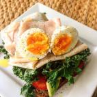 Esta opci&oacute;n sana del cl&aacute;sico english breakfast con alga Kale, huevo cocido, pechuga de pavo, aguacate, tomate y pan de centeno es ideal para desayunar un fin de semana. Puedes aprender a hacerlo en Cookpad.