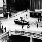 Vista de un tanque en las calles de Praga durante la invasi&oacute;n sovi&eacute;tica, en agosto de 1968.