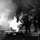 Manifestantes queman neum&aacute;ticos durante los enfrentamientos con las tropas sovi&eacute;ticas tras la ocupaci&oacute;n de Checoslovaquia, el 21 de agosto de 1968.