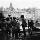 J&oacute;venes se re&uacute;nen en una calle durante los enfrentamientos entre los manifestantes y las tropas y tanques del Pacto de Varsovia, en agosto de 1968.