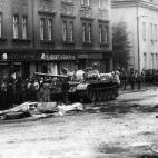 Un tanque avanza por una avenida de Praga durante los enfrentamientos entre manifestantes y las tropas del Pacto de Varsovia.