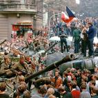 Ciudadanos de Praga rodean los tanques sovi&eacute;ticos frente al edificio de la estaci&oacute;n de radio checoslovaca en el centro de la ciudad durante el primer d&iacute;a de la invasi&oacute;n liderada por los sovi&eacute;ticos, el 21 de ago...