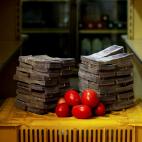 Un kilo de tomates salen por 5 millones de bol&iacute;vares, al cambio 17,60 euros,en un mercado de la localidad de Catia.
