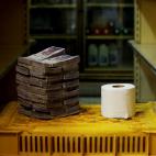 Hay que poner en el mostrador m&aacute;s papel de dinero que el que tiene el rollo de papel higi&eacute;nico que te llevas: 2,6 millones de bol&iacute;vares. 0,92 euros al cambio.
