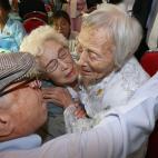 La norcoreana Cho Sun-do (derecha),de 89 a&ntilde;os, se encuentra con su hermana m&aacute;s peque&ntilde;a, la surcoreana Cho Hye-do (centro), de 86, y su hermano m&aacute;s peque&ntilde;o, Cho Do-jae, de 75 a&ntilde;os.