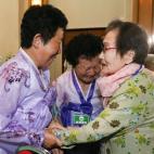 La surcoreana Han Shin-ja (derecha), de 99 a&ntilde;os, saluda a sus hijas, las norcoreanas Kim Kyung-sil (izquierda), de 72, y Kim Kyung-young (centro), de 71, durante las reuniones familiares intercoreanas en el complejo de Mount Kumgang en Co...