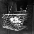 Con la idea de que a los ni&ntilde;os les beneficia estar al aire libre, en 1922 se patent&oacute; una jaula que se instalaba en las ventanas de los hogares de Estados Unidos para que los beb&eacute;s estuvieran al aire libre.