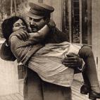 Stalin abraza y juega con su hija&nbsp;Svetlana en 1936.
