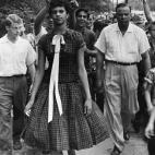 Una imagen de Dorothy Counts, la mujer negra que entr&oacute; en una escuela exclusivamente de blancos en Estados Unidos, mientras sus compa&ntilde;eros se burlan de ella por su color de piel.&nbsp;