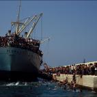 Cientos de refugiados albaneses intentan huir a Italia en 1991.