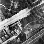 As&iacute; era trabajar en el mantenimiento de la Torre Eiffel en 1932.